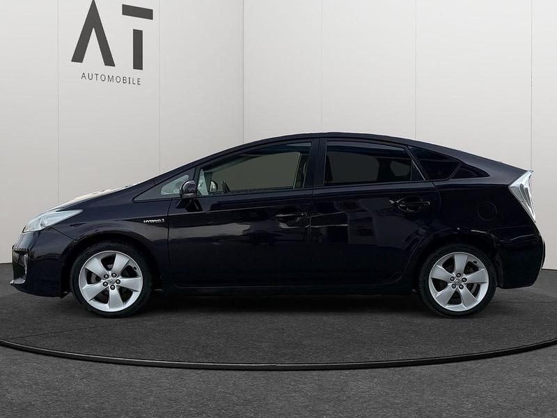 Gebraucht Toyota Prius Life 99 PS (72 kW) 2012 Rot Limousine