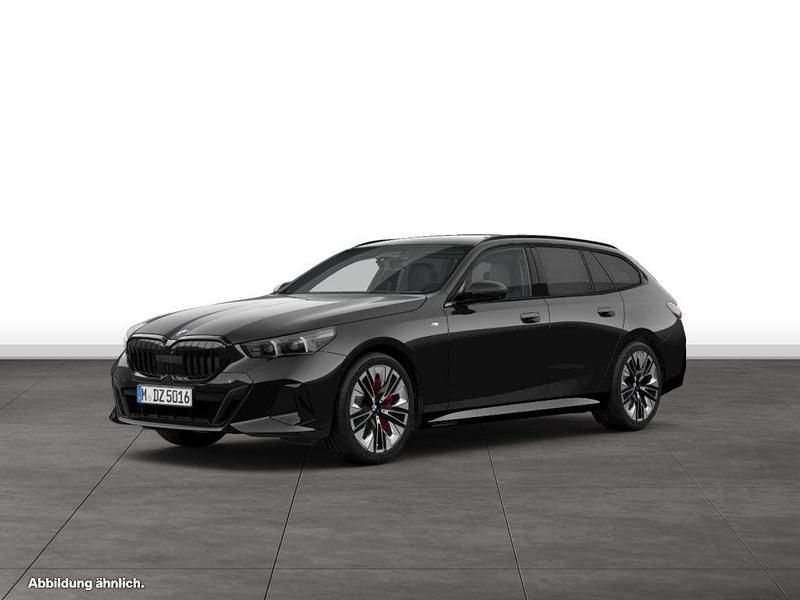 Black sapphire metallic Gebraucht 2025 BMW 540 Comfort Edition Kombi | 74.274 € (Fairer Preis) - Bild 1/2