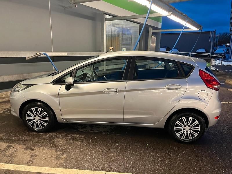 Gebraucht Ford Fiesta Titanium 82 PS (60 kW) 2010 Silber Kleinwagen