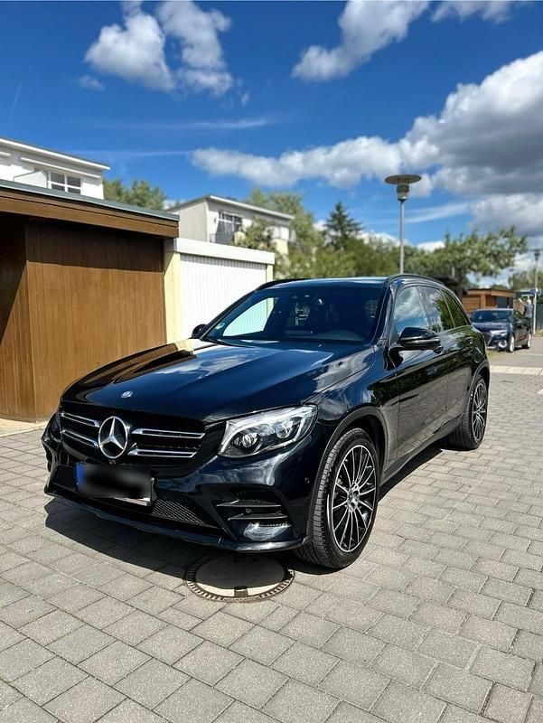 Schwarz Gebraucht 2016 Mercedes GLC250 AMG SUV | 26.150 € (Etwas zu teuer) - Bild 1/4