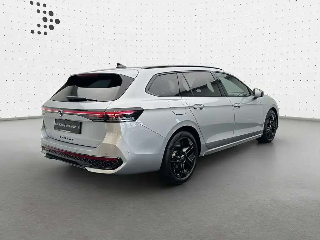 Gebraucht VW Passat R-line 150 PS (110 kW) 2025 Oyster silver metallic Kombi