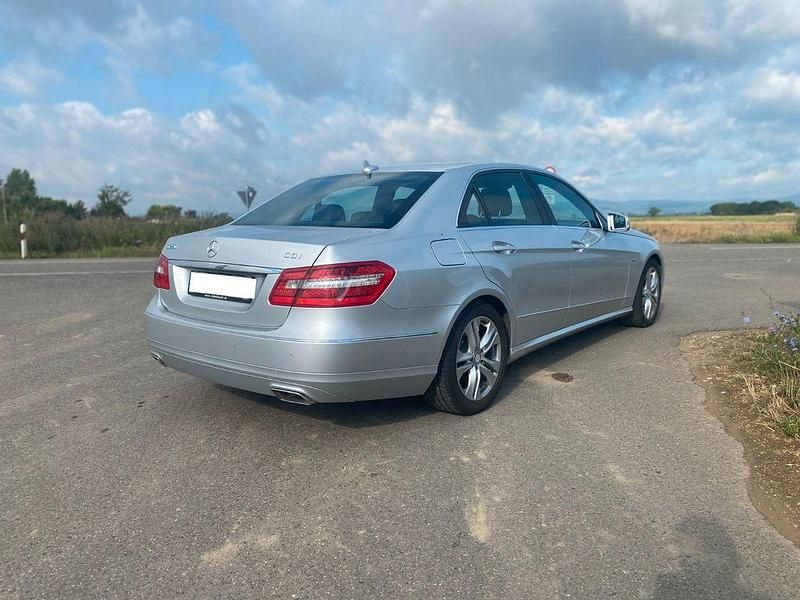 Gebraucht Mercedes E220 Avantgarde 170 PS (125 kW) 2011 Silber Limousine