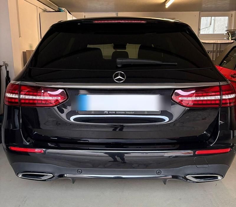 Gebraucht Mercedes E220 AMG 194 PS (142 kW) 2022 Schwarz Kombi