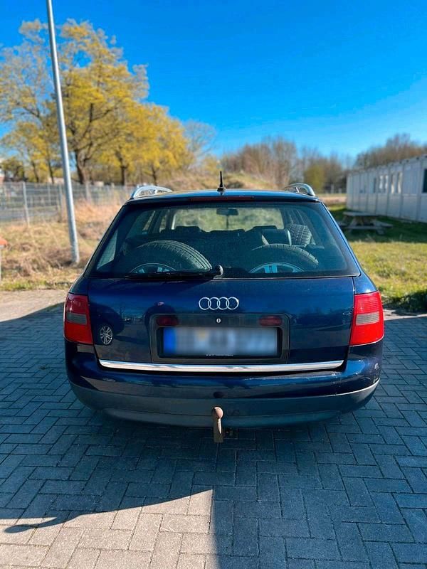 Usado Audi A6 150 HP (110 kW) 1998 Azul Carrinha