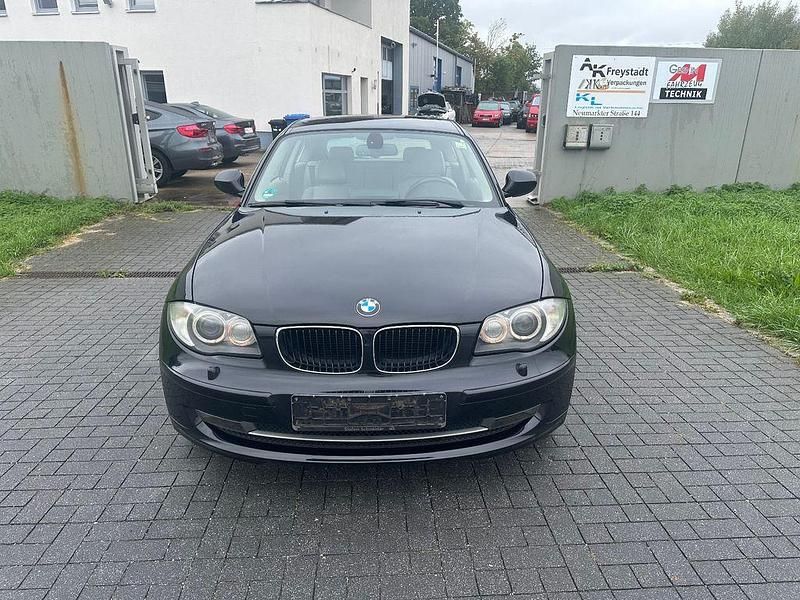 Schwarz Gebraucht 2011 BMW 118 Kleinwagen | 5.990 € (Superpreis) - Bild 1/4