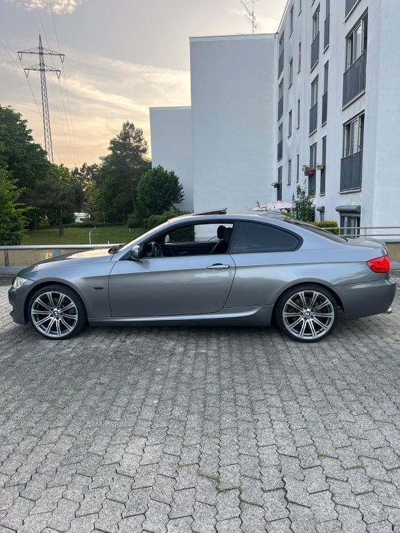 Grau Gebraucht 2010 BMW 330 M Sport Coupé | 13.000 € (Fairer Preis) - Bild 1/4