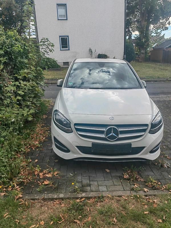 Weiß Gebraucht 2015 Mercedes B180 Van / Kleinbus | 8.500 € (Fairer Preis) - Bild 1/4
