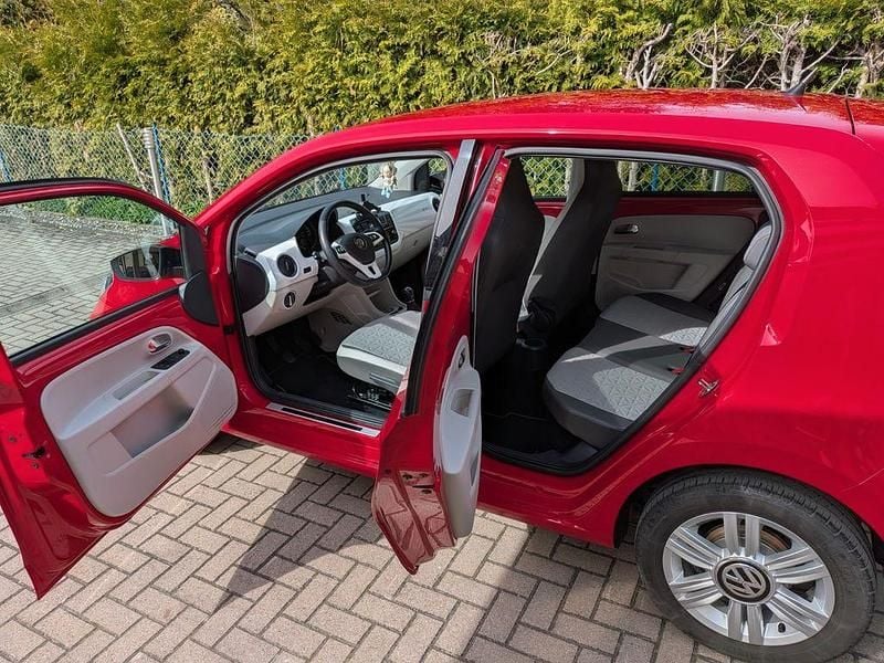 Second-hand VW up! Beats 75 CP (55 kW) 2017 Roșu Hatchback