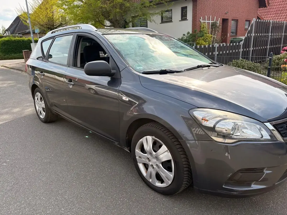 Usado Kia Ceed 80 HP (58 kW) 2011 Cinzento Citadino