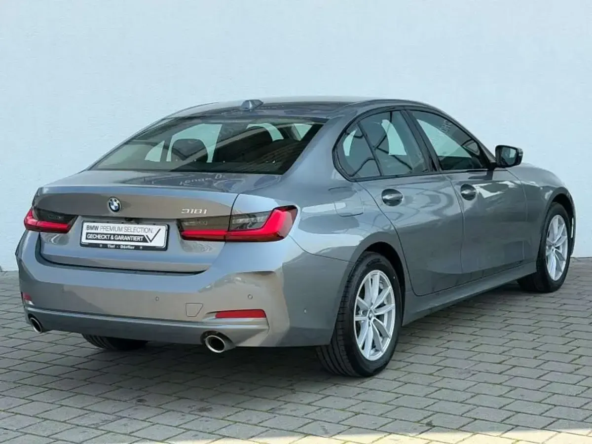 Gebraucht BMW 318 Shadowline 156 PS (114 kW) 2025 Grau Limousine