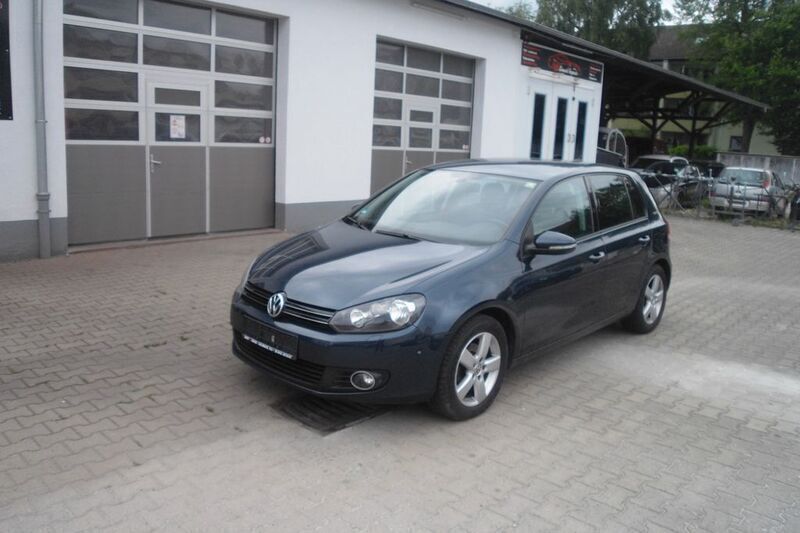 Gebraucht VW Golf VI Team 105 PS (77 kW) 2011 Blau Kleinwagen