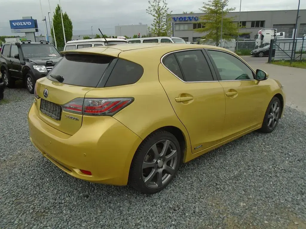 Second-hand Lexus CT200h 99 CP (72 kW) 2011 Galben Berlinǎ