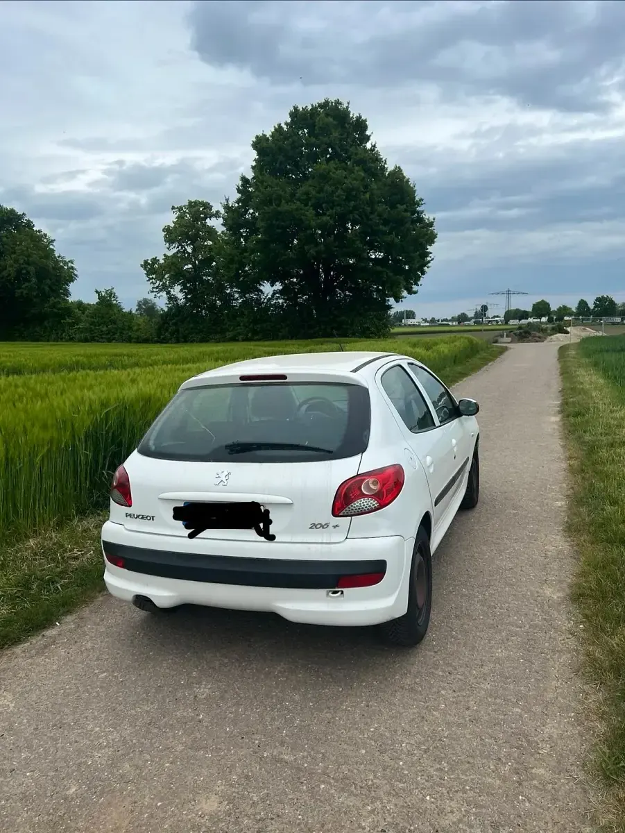 Gebraucht Peugeot 206+ 68 PS (50 kW) 2010 Weiß Kleinwagen