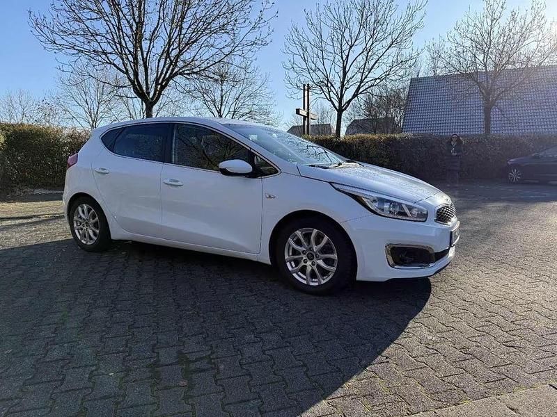 Gebraucht Kia Ceed DREAM-TEAM Edition 135 PS (99 kW) 2018 Weiß Kleinwagen