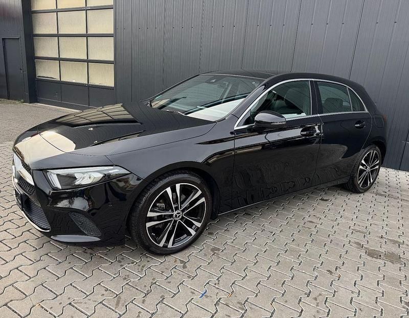 Kosmosschwarz Gebraucht 2019 Mercedes A180 Edition 1 Limousine | 22.790 € (Guter Preis) - Bild 1/4