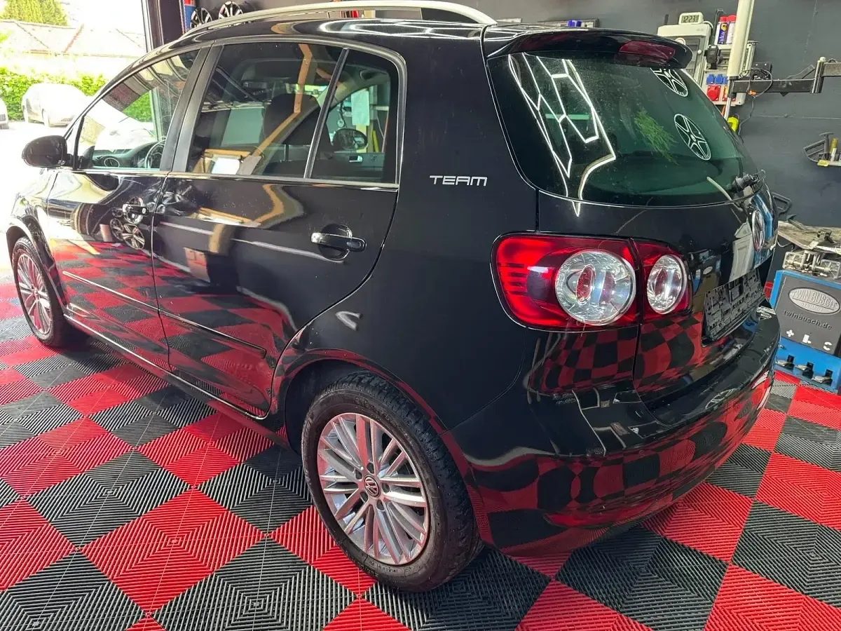 Używany VW Golf 105 KM (77 kW) 2011 Czarny Minivan