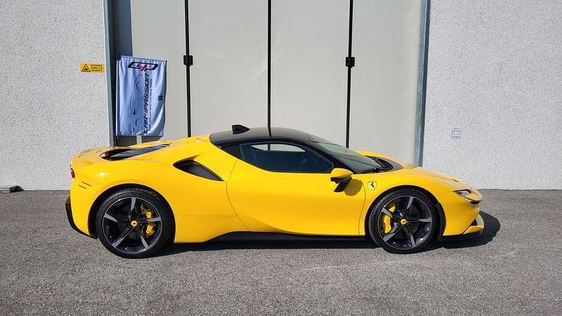 Gelb Gebraucht 2022 Ferrari SF90 Cabrio | 396.500 € - Bild 1/4