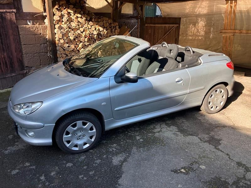 Gebraucht Peugeot 206 CC 100 PS (73 kW) 2004 Silber Cabrio