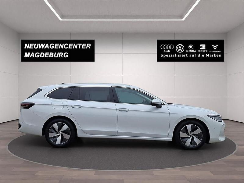 Gebraucht VW Passat Elegance 150 PS (110 kW) 2025 Oryxweiß perlmutteffekt Kombi