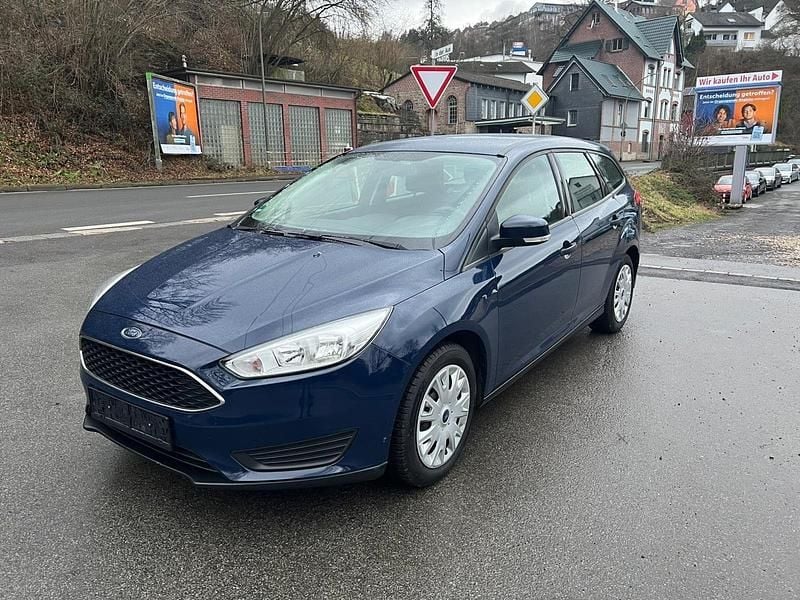Blau Gebraucht 2015 Ford Focus Ambiente Kombi | 3.999 € (Superpreis) - Bild 1/4