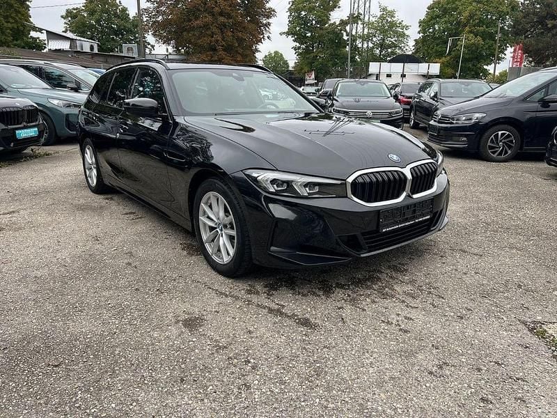Schwarz Gebraucht 2023 BMW 330e Sport Line Limousine | 27.900 € (Fairer Preis) - Bild 1/4