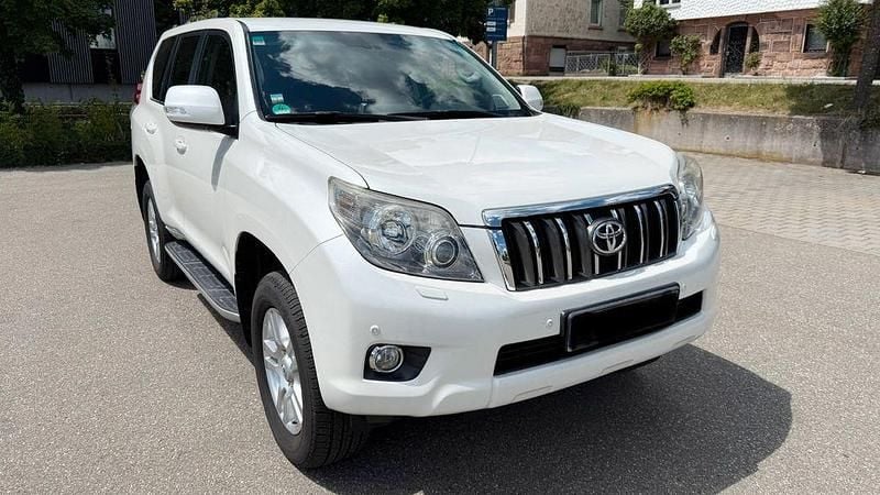 Weiß Gebraucht 2011 Toyota Land Cruiser Life SUV | 26.500 € (Etwas zu teuer) - Bild 1/4