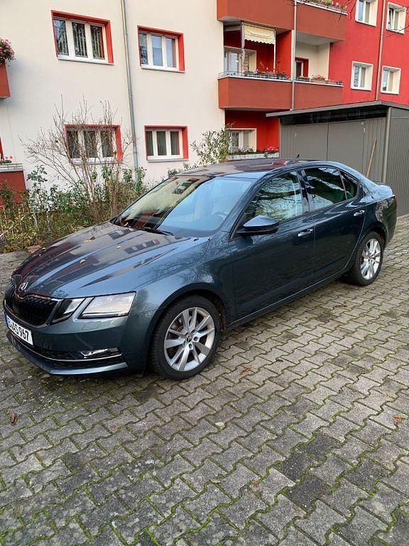 Grau Gebraucht 2018 Skoda Octavia Ambition Limousine | 17.500 € (Guter Preis) - Bild 1/4