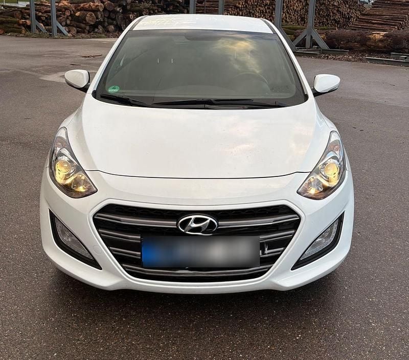 Gebraucht Hyundai i30 Passion 120 PS (88 kW) 2017 Weiß Kleinwagen