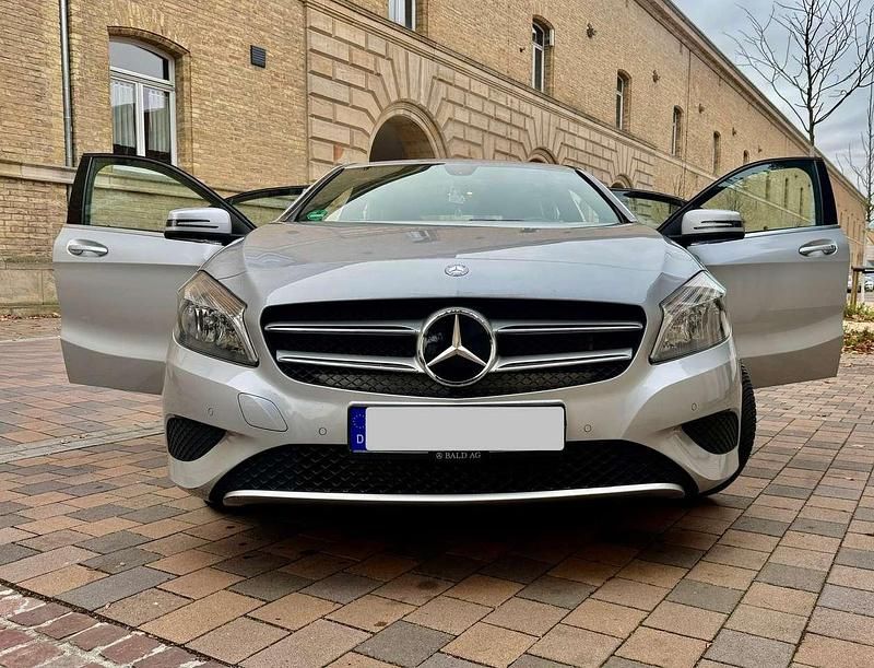Gebraucht Mercedes A180 Edition 122 PS (89 kW) 2015 Silber Limousine