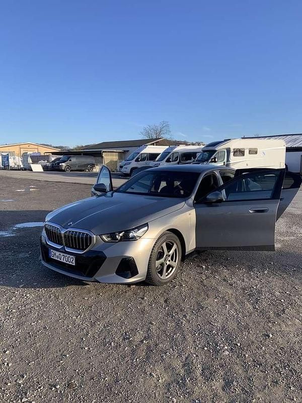Gebraucht BMW 520 M Sport 197 PS (144 kW) 2024 Grau Limousine