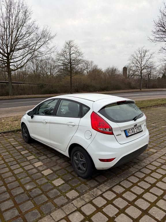 Gebraucht Ford Fiesta 60 PS (44 kW) 2012 Weiß Kleinwagen