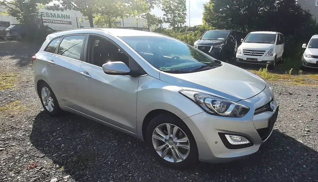 Gebraucht Hyundai i30 Trend 110 PS (80 kW) 2015 Silber Kombi