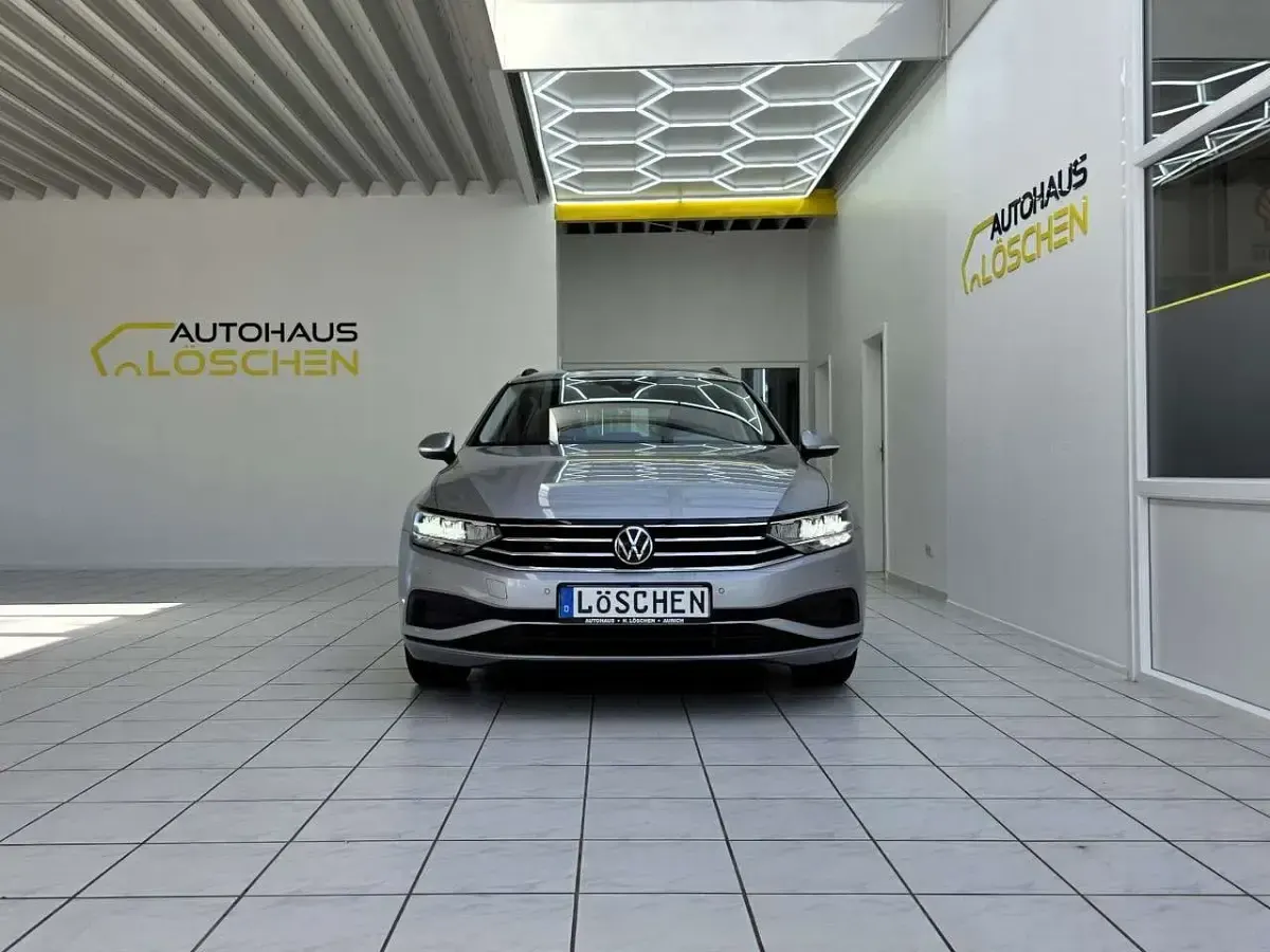 Gebraucht VW Passat 150 PS (110 kW) 2023 Silber Kombi