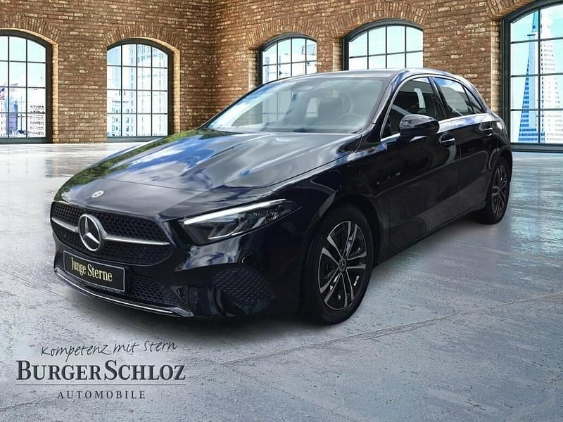Metalliclack kosmosschwarz Gebraucht 2024 Mercedes A180 Limousine | 27.290 € (Guter Preis) - Bild 1/4