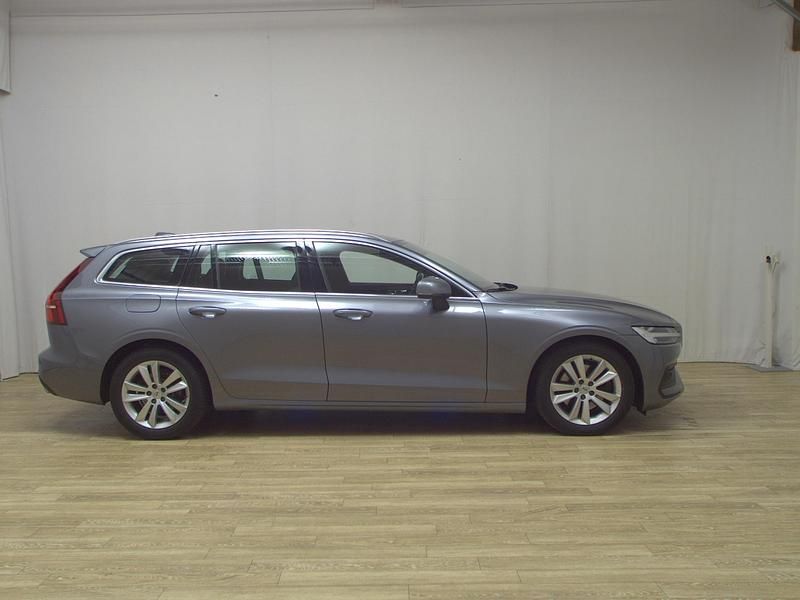 Grau Gebraucht 2021 Volvo V60 Momentum Kombi | 16.480 € (Guter Preis) - Bild 1/4