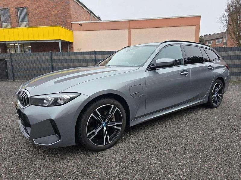 Gebraucht BMW 320e M Sport 163 PS (119 kW) 2023 Skyscraper grau metallic Kombi