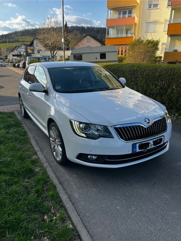 Weiß Gebraucht 2013 Skoda Superb Elegance Limousine | 12.300 € (Teuer) - Bild 1/4