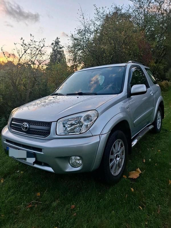 Grau Gebraucht 2005 Toyota RAV4 SUV | 6.350 € (Fairer Preis) - Bild 1/4