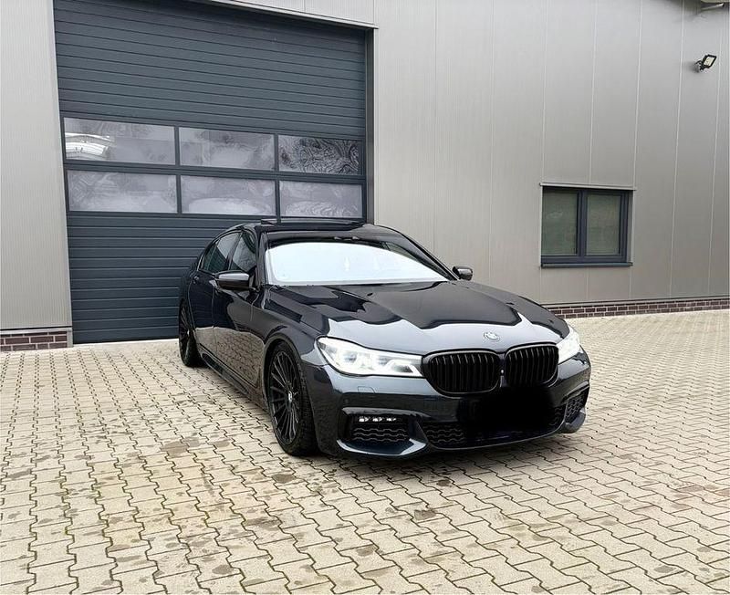 Gebraucht BMW 750 M Sport 400 PS (294 kW) 2017 Grau Limousine