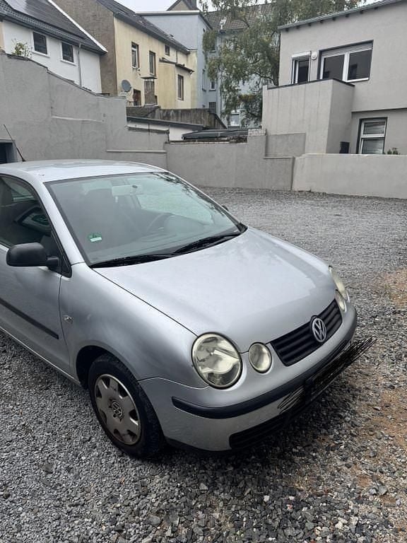 Grau Gebraucht 2004 VW Polo Basis Limousine | 1.000 € (Guter Preis) - Bild 1/4