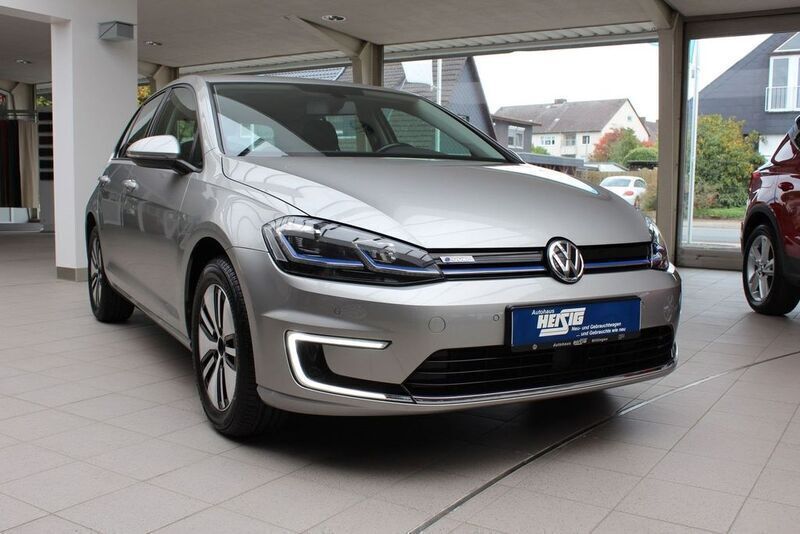 Silber metallic Gebraucht 2018 VW e-Golf Comfortline Kleinwagen | 18.495 € (Teuer) - Bild 1/4
