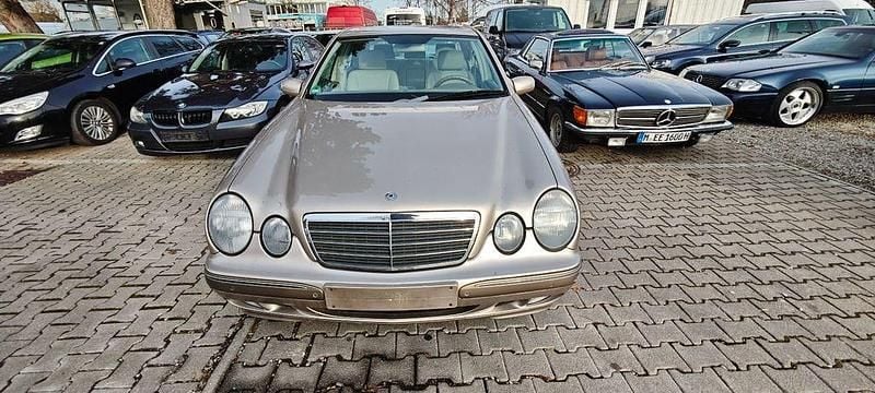 Gold Gebraucht 2000 Mercedes E240 Limousine | 2.250 € - Bild 1/4