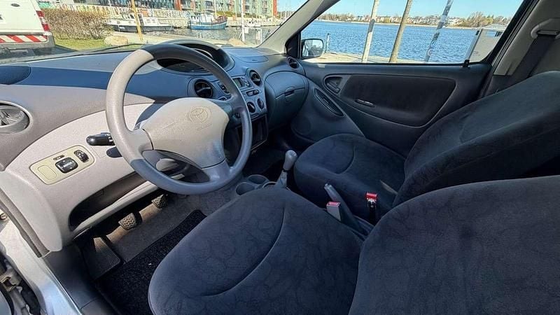 Gebraucht Toyota Yaris Sol 87 PS (63 kW) 2002 Silber Limousine