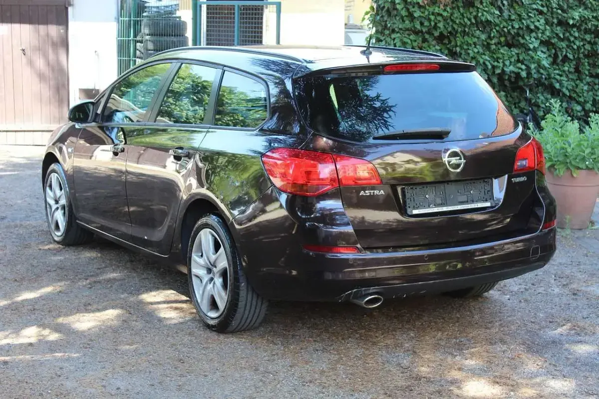 Gebraucht Opel Astra Design Edition 140 PS (102 kW) 2011 Braun Kombi