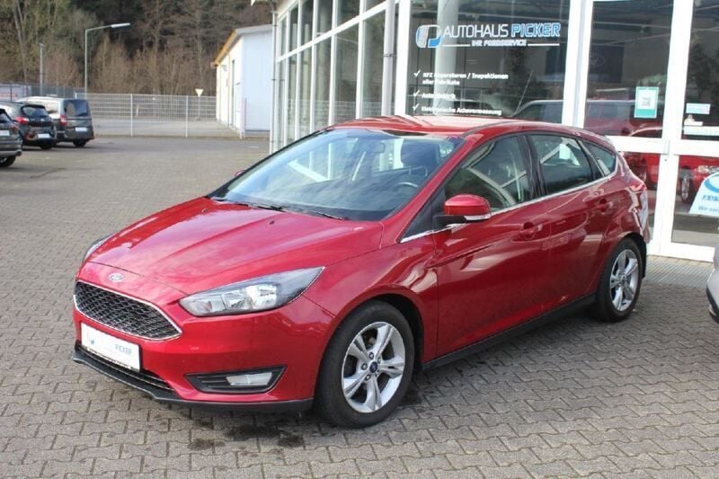 Gebraucht Ford Focus Trend 125 PS (91 kW) 2015 Candyrot metallic Limousine