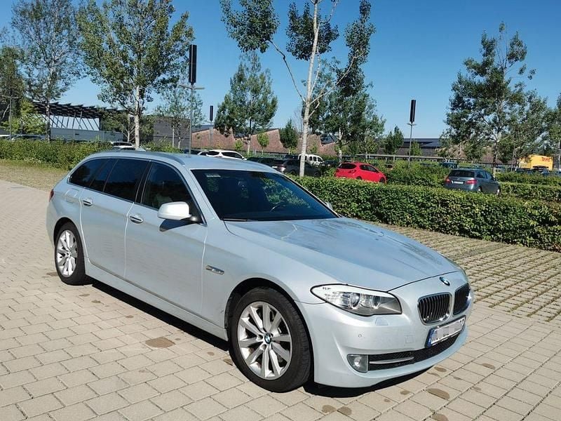 Silber Gebraucht 2011 BMW 530 Sport Line Kombi | 8.900 € (Guter Preis) - Bild 1/4