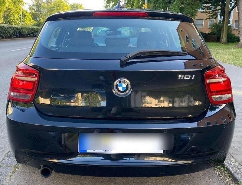 Schwarz Gebraucht 2011 BMW 118 Sport Line Kleinwagen | 6.300 € (Guter Preis) - Bild 1/4