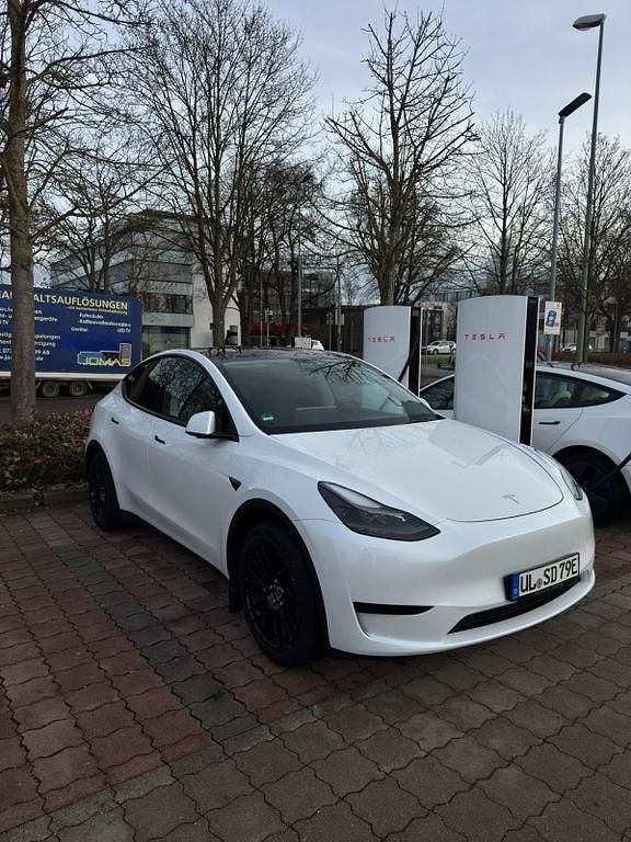Weiß Gebraucht 2023 Tesla Model Y Standard Range SUV | 33.800 € (Superpreis) - Bild 1/4