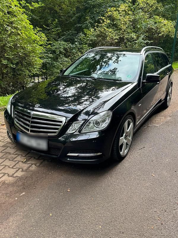 Schwarz Gebraucht 2011 Mercedes 200 Avantgarde Kombi | 10.990 € (Teuer) - Bild 1/4