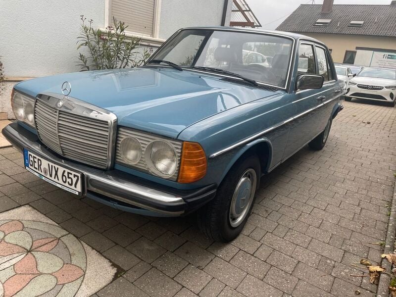Gebraucht Mercedes 240 72 PS (52 kW) 1981 Blau Limousine